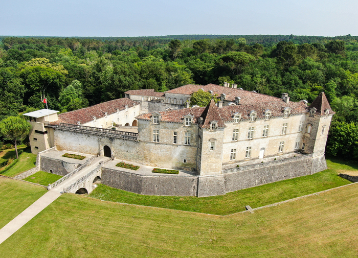 Visite libre du château royal de Cazeneuve, Château royal de Cazeneuve, Préchac