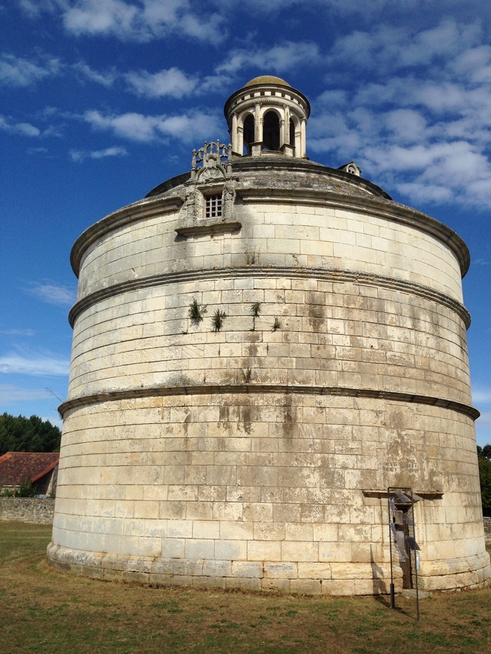 Visite libre du pigeonnier de Montierneuf, Prieuré et pigeonnier de Montierneuf, Saint-Agnant