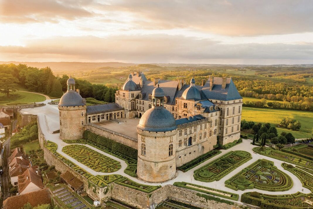 Visite privée du château et dîner dans la cour d’honneur Hautefort