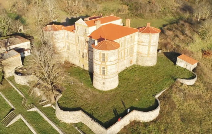 Visites guidées du château de la Chaux Montgros Château de la Chaux Montgros Sallèdes