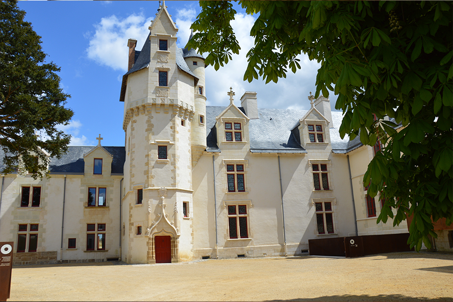 Visites sur le pouce l’hôtel Tyndo… de bas en haut ! Dans la cour haute de Tyndo Thouars