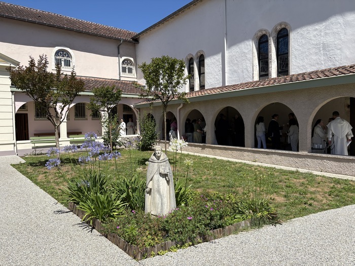 Visitez librement le cloître et découvrez les vitraux de la chapelle du monastère Saint-Dominique, Monastère Saint-Dominique, Dax
