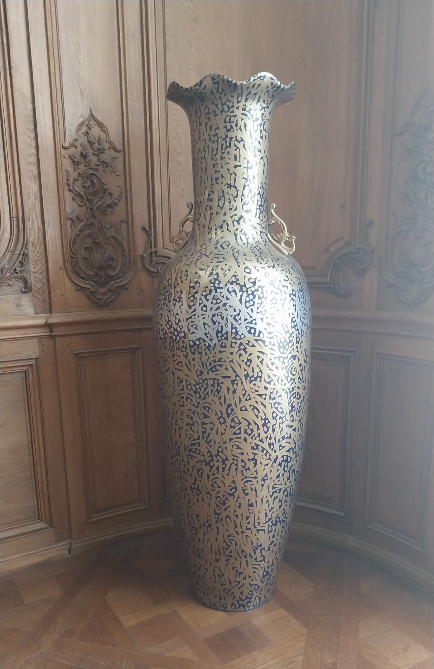 Vase couvert d’inscriptions par Sun7
