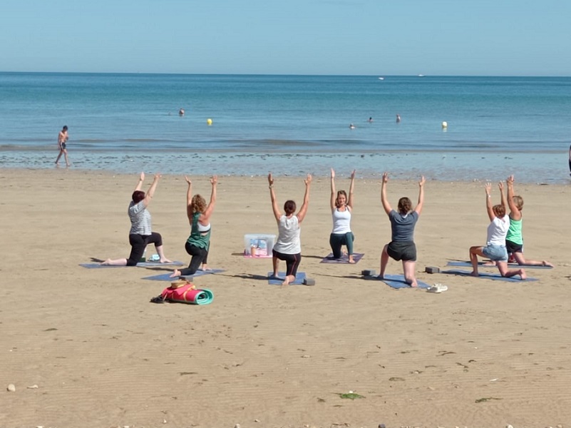 Yoga sur la plage à Bernières-sur-Mer Bernières-sur-Mer