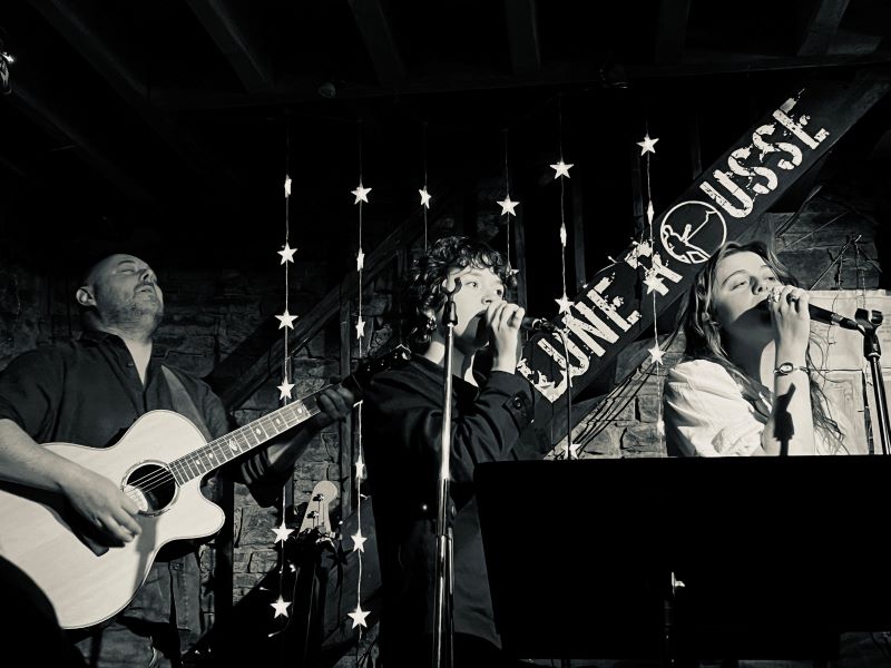 Apéro-concert avec le groupe Mesnil Bontemps Cancan Café (côté jardin) Percy-en-Normandie