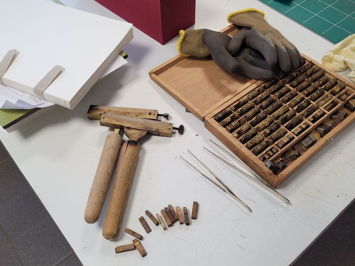 Atelier création d’un marque-page en cuir avec dorure, Archives départementales De La Haute-Saône, Vesoul