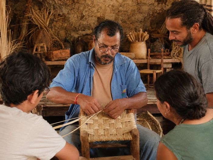 Atelier de paillage traditionnel par Gilles Toplan – Payaz et Mayaz, Centre de ressources Pierre Macquart, Saint-Pierre