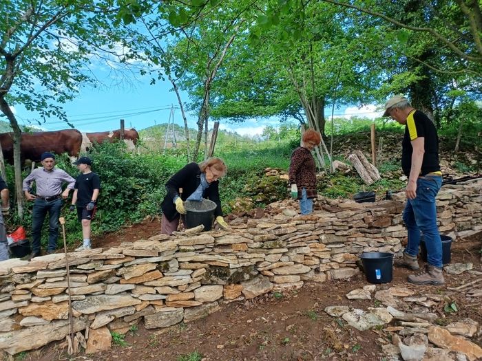 Atelier de restauration d&rsquo;un mur en pierre sèche, Laval le prieuré (lieu dit « les Cerneux » sur la d20 entre le Luhier et Gigot), Laval-le-Prieuré