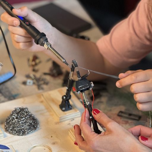 Atelier de soudure avec déchets électroniques par le Fablab Onl&rsquo;Fait à la Bibliothèque de la Cité, Bibliothèque de la Cité, Genève