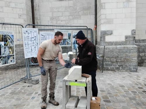 Atelier et démonstration de taille de pierre au pied du chantier de restauration des façades du Palais de Justice de Douai, Embarcadère du palais de justice, Douai