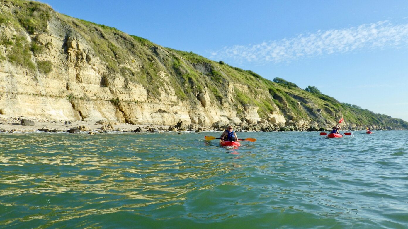 Concept Sport Emotion Randonnée en kayak au pied des Roches noires Plage Trouville-sur-Mer