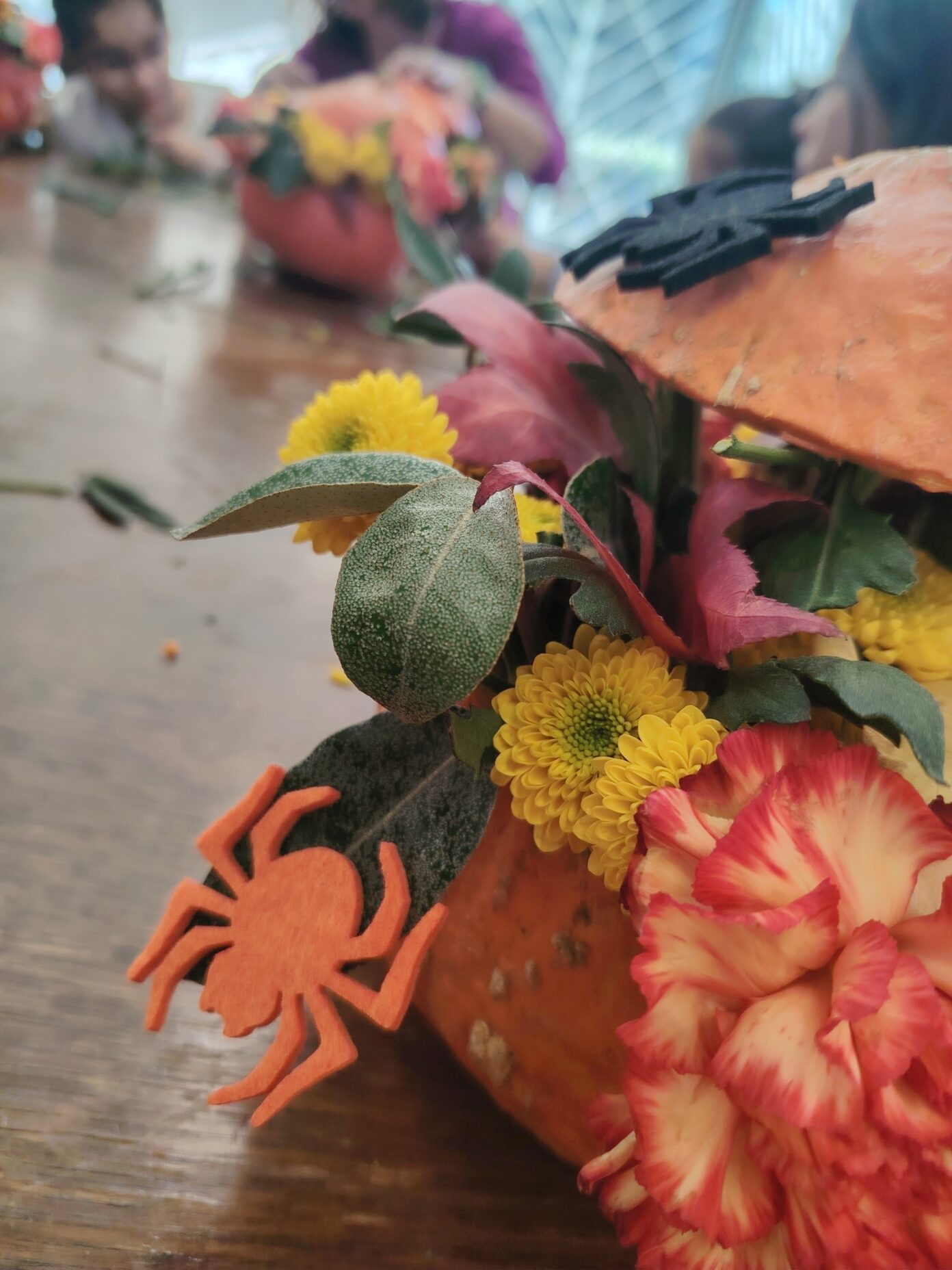 CRÉATION FLORALE SUR LE THÈME DE L’AUTOMNE. TIERS-LIEU CULTUREL LE MOULIN Roques