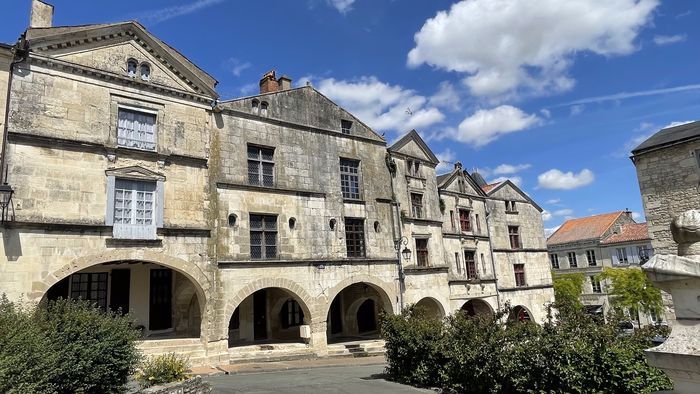 De la place Belliard au portail du château Gaillard 16 de la Place Belliard Fontenay-le-Comte