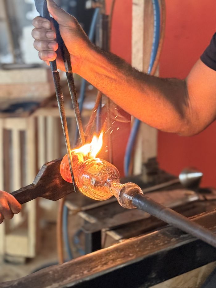 Découverte d’un atelier de souffleur de verre, Manganao village, Saint-François