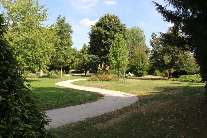 Découvrez le jardin de l&rsquo;hôtel de ville et le cimetière de Clamart, Hôtel de Ville, Vitry-le-François