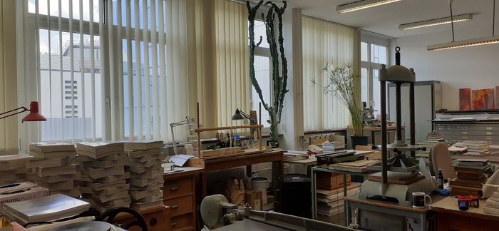 Découvrir le fonctionnement d&rsquo;un atelier de reliure au sein d&rsquo;une Université, Unité de Formation et de Recherche (UFR) en Mathématique et informatique, Strasbourg