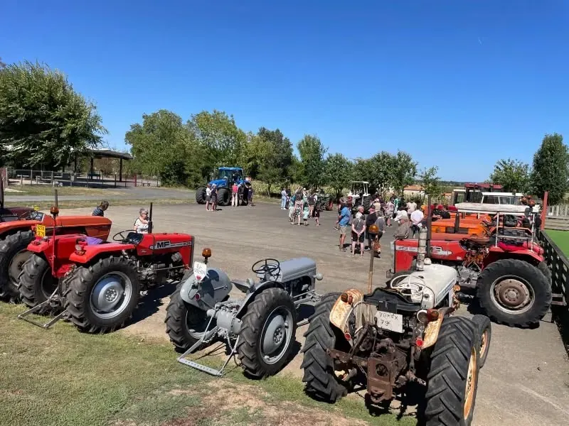 Défilé de vieux tracteurs Azay-le-Brûlé