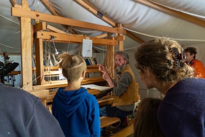 Démonstrations de cardage de laine de mouton et de tissage sur un métier vertical, Parc de Wesserling – Écomusée Textile, Husseren-Wesserling