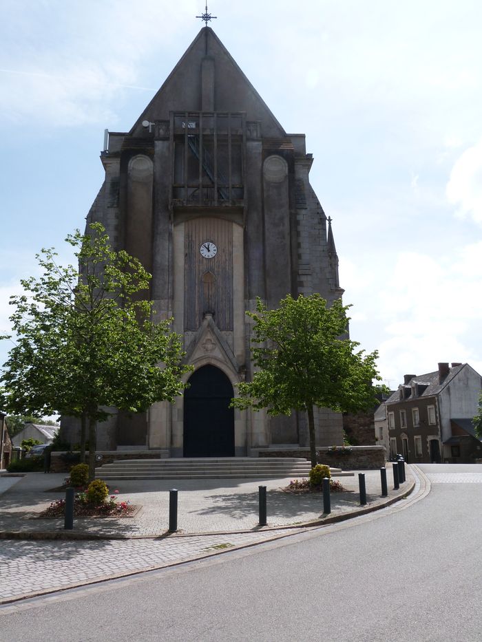 Église Saint-Pierre et Saint-Paul et exposition de faïences, Place Bon Accueil, Derval