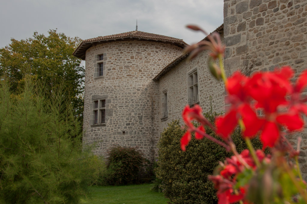 Exposition Danièle Ouzeau et Lisette Jaussoin Place du Château des Ducs Mortemart