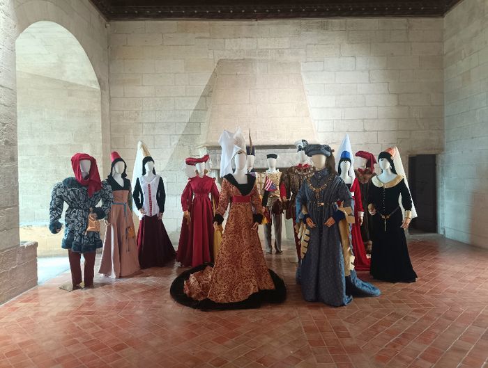 Expositions : Le bon roi René, chevalier des arts – La mode au Moyen Age, élégance et prestige à la cour du Roi René, Château de Tarascon – Centre d’art René d’Anjou, Tarascon