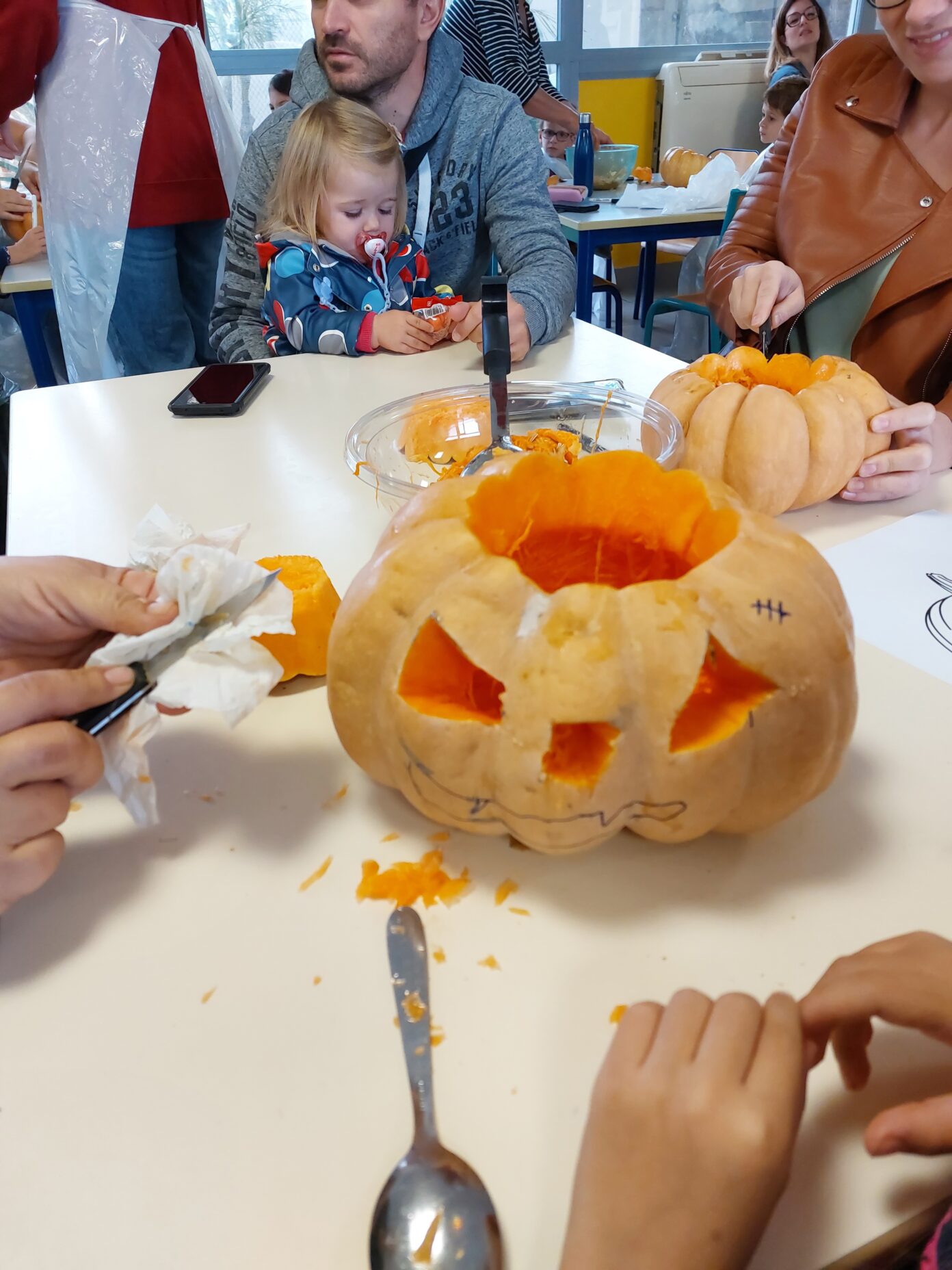 HALLOWEEN ATELIERS CITROUILLES Cantine Ecole François Desnoyer Saint-Cyprien
