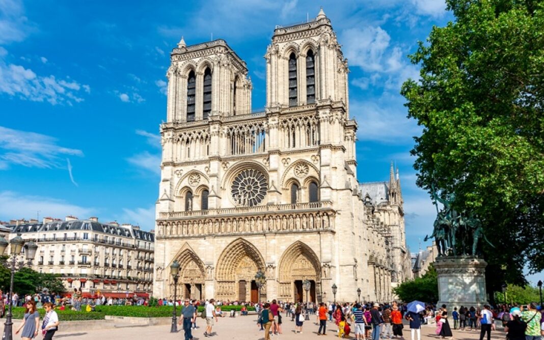Jeu de piste – Enquête sur l&rsquo;Île de la Cité : l&rsquo;Île aux espions square de la place Dauphine PARIS
