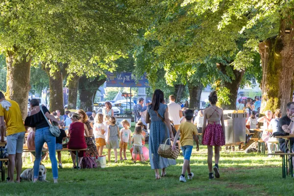 Le p’tit marché nocturne à Thérondels avec animation musicale Thérondels