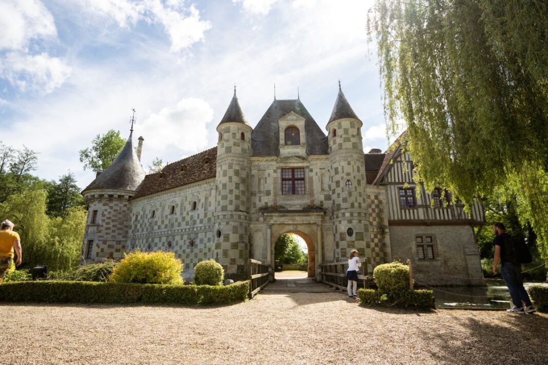 Les Étonnants Patrimoines Le château dans tous les sens, visite sensorielle en famille  Saint-Germain-de-Livet