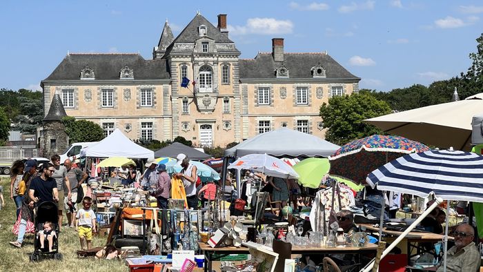 Les Puces Lucéennes devant le château de Chassay Sainte-Luce-sur-Loire