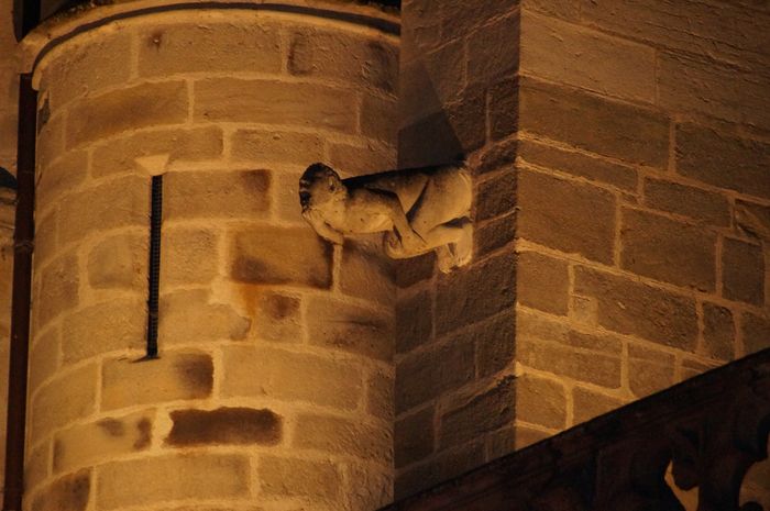 Les visiteurs du soir, Fontaine Saint-Lazare place Saint-Louis, Autun