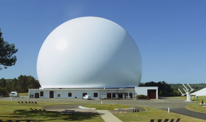 Levez les yeux ! : 100 ans de la télévision – Visite / enquête du Radôme, Cité des télécoms, Pleumeur-Bodou