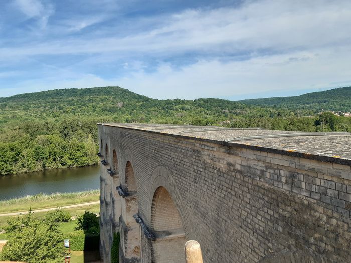 "Levez les yeux : Voyage au cœur de l’ingénierie antique – Découvrez l’aqueduc gallo-romain de Jouy-aux-Arches et son bassin de décantation !" Aqueduc romain Jouy-aux-Arches