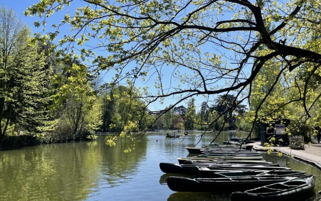 Location de barques sur le lac des Minimes Location de barques sur le lac des Minimes Paris