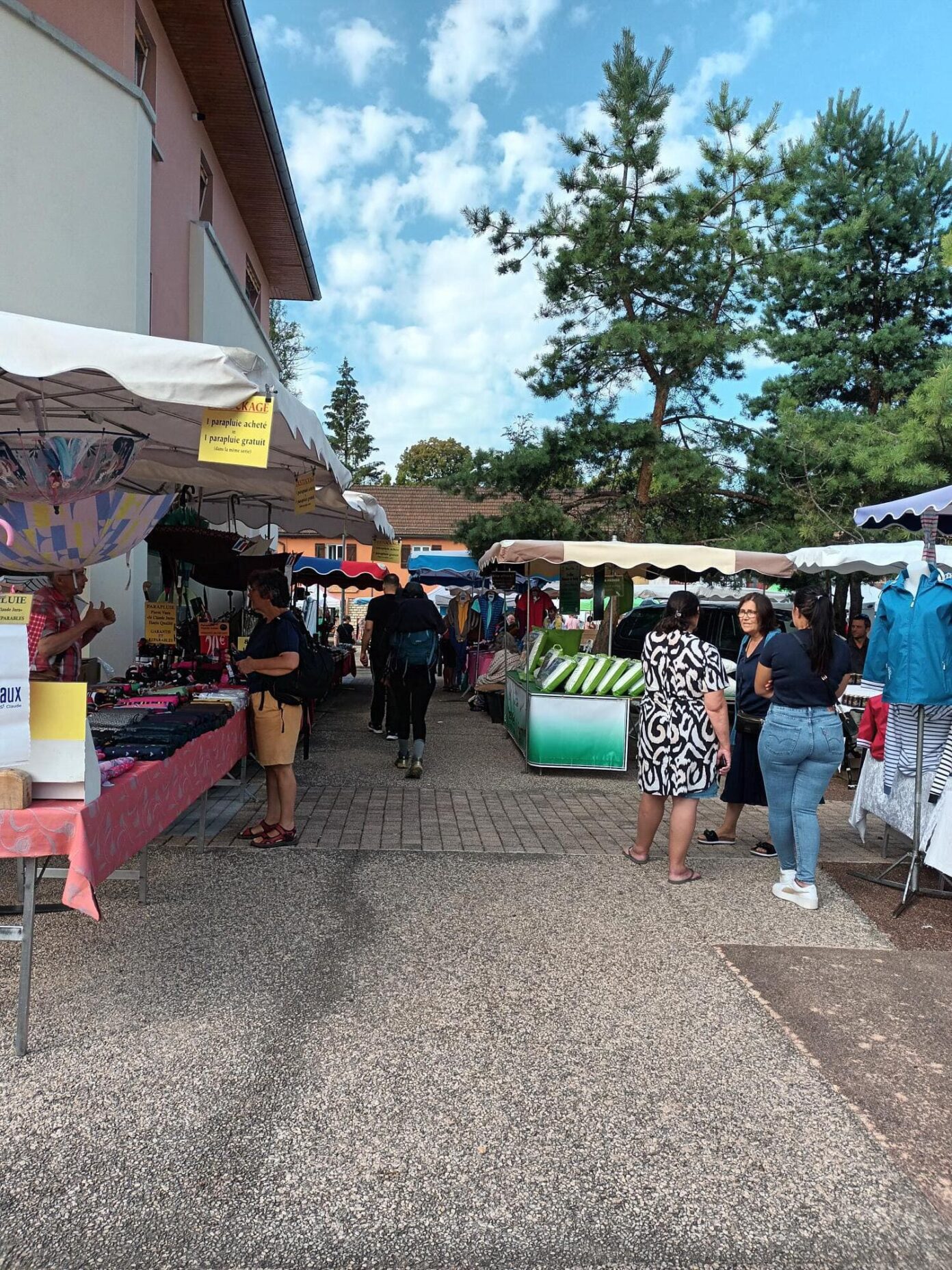 Marché hebdomadaire de Saint-Laurent-en-Grandvaux place pasteur Saint-Laurent-en-Grandvaux