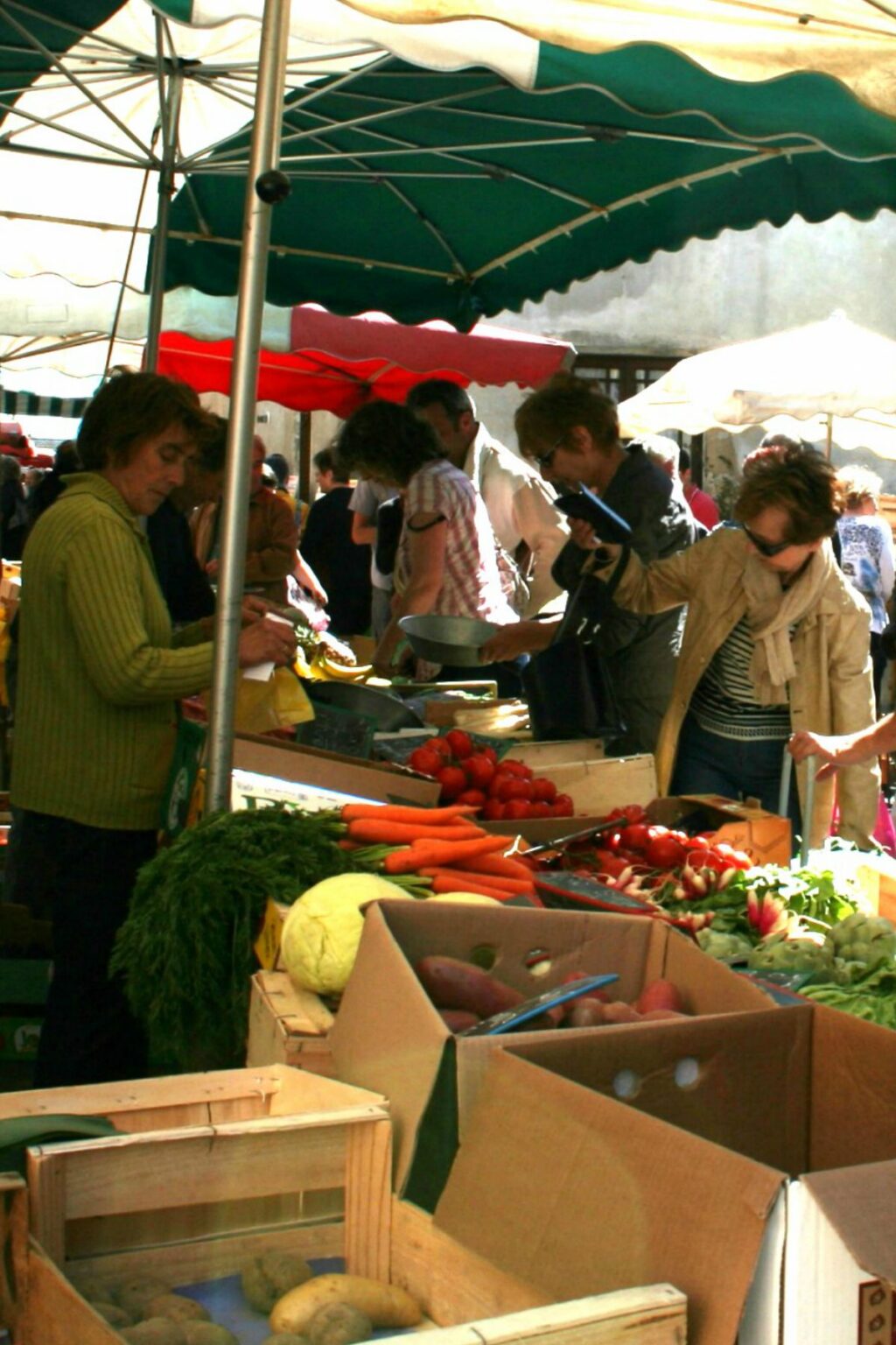 Marché hebdomadaire Rue de la République Tournus