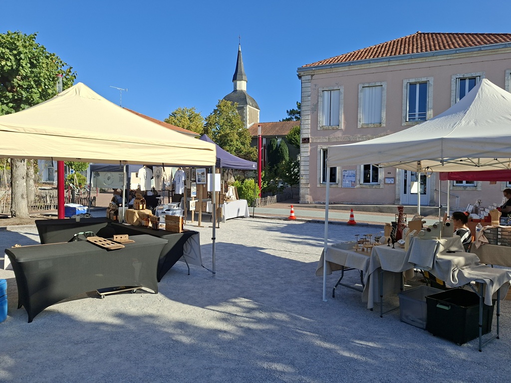 Marché saisonnier, artisans et créateurs locaux et parking de la mairie Messanges