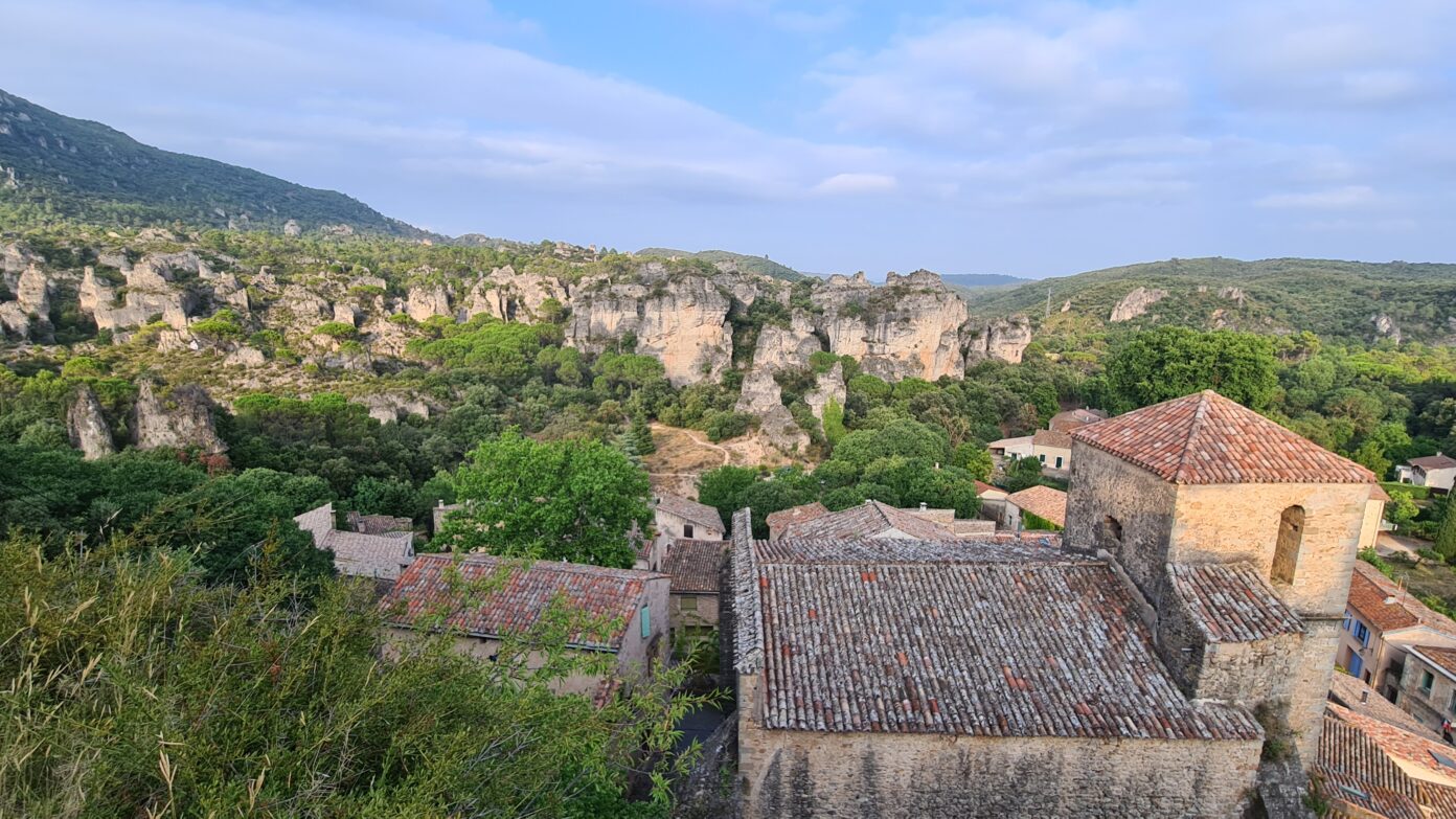 MOURÈZE SES ROCHERS RUINIFORMES ET SON CHÂTEAU Mourèze