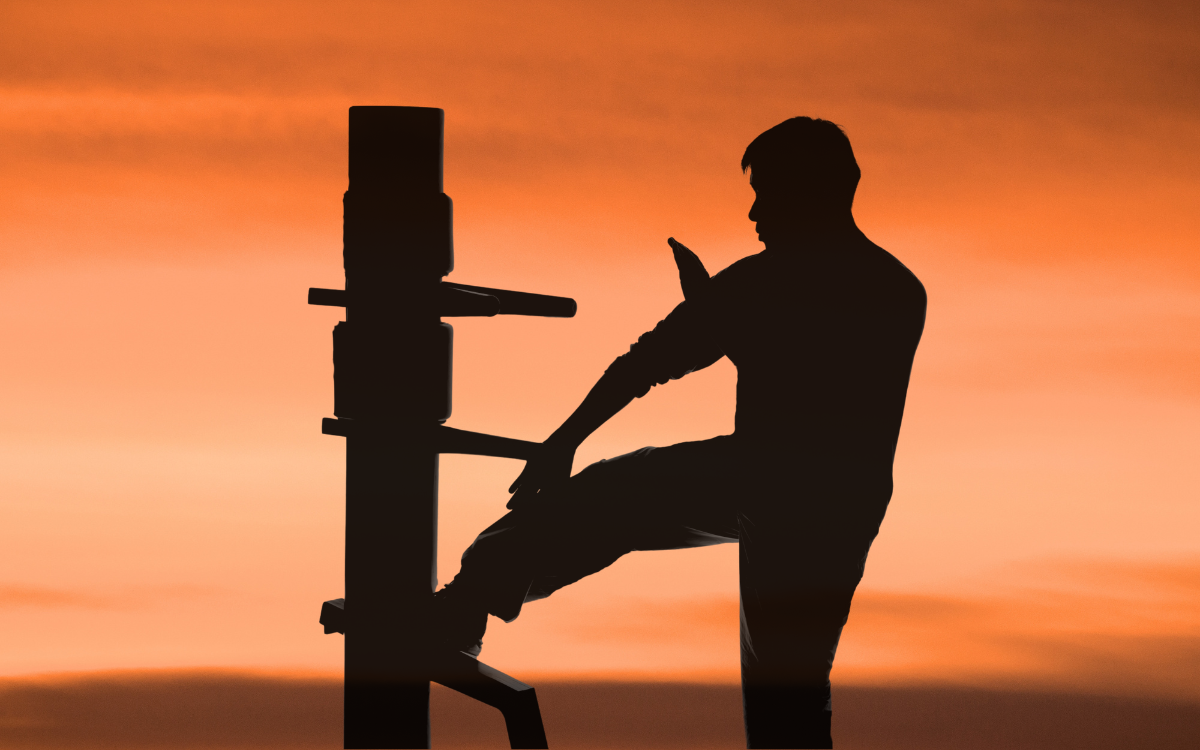 Eleve de wingtsun pratiquant sur un mannequin de bois