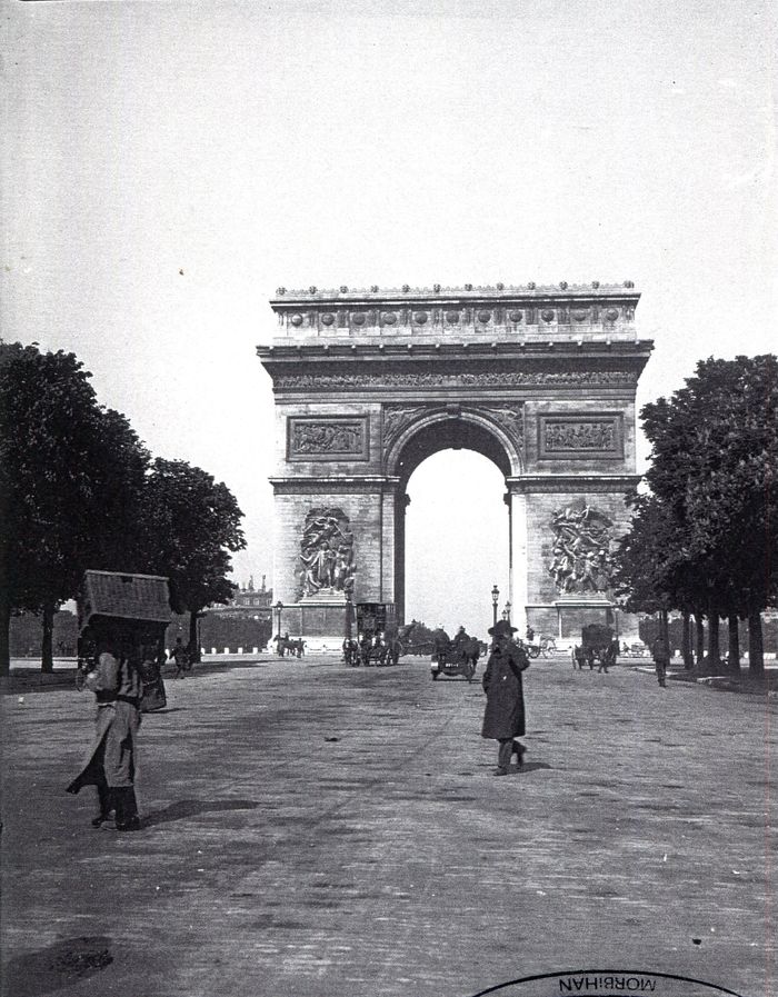 Paris 1900 Place et porche de l'église Saint-Aignan-de-Couptrain