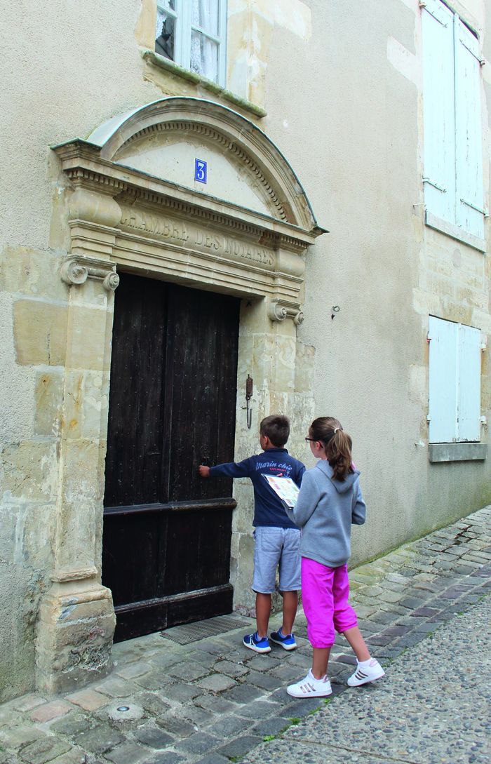 Partez à l'aventure dans les rues de Fontenay-le-comte Place de Verdun - Office de Tourisme Fontenay-le-Comte