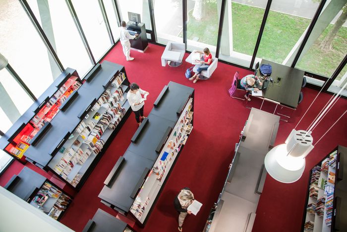 Prendre le temps de flâner dans la bibliothèque, Médiathèque Le Trente, Vienne