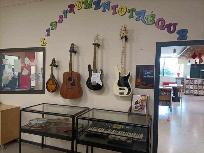 Présentation de l’instrumentothèque, Médiathèque communautaire aux Mureaux, Les Mureaux