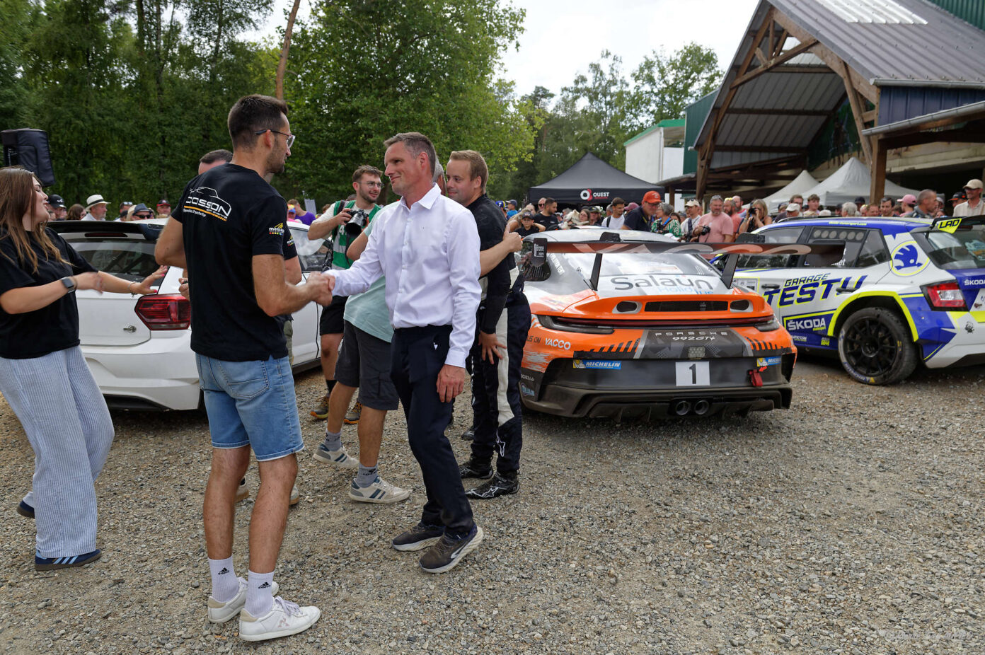 Guillaume Duval, président du Rallye du centre Bretagne, félicite Anthony COSSON qui termine à la 1re place du classement général