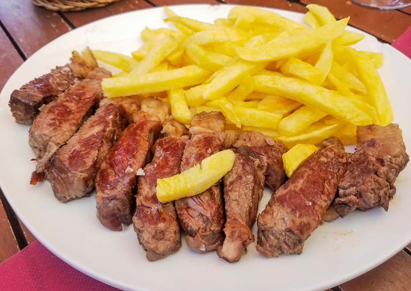 Repas entrecôte Salle des fêtes Saint-Colomb-de-Lauzun