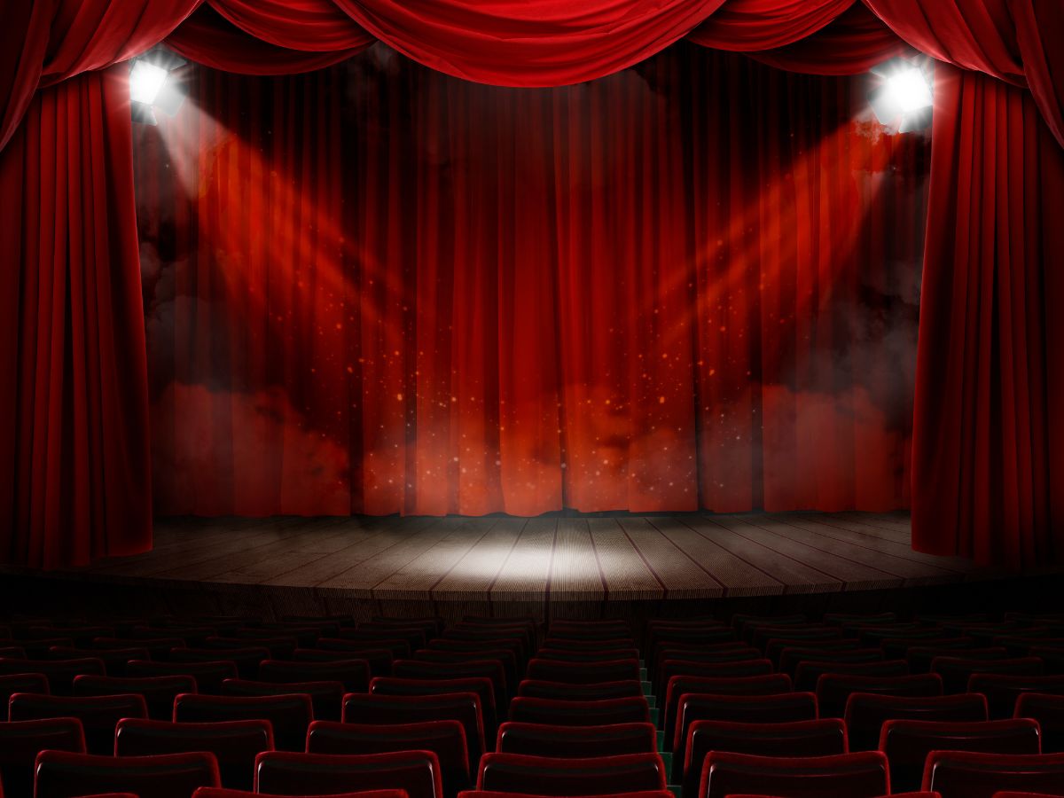 Spectacle cabaret avec la Revue Prestige Place Salvador Allende Châlus 2026-09-12