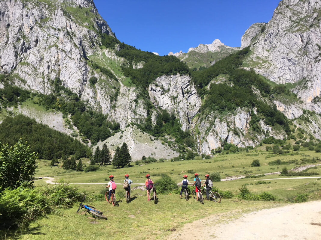 Tour du cirque de Lescun en VTTAE Lescun