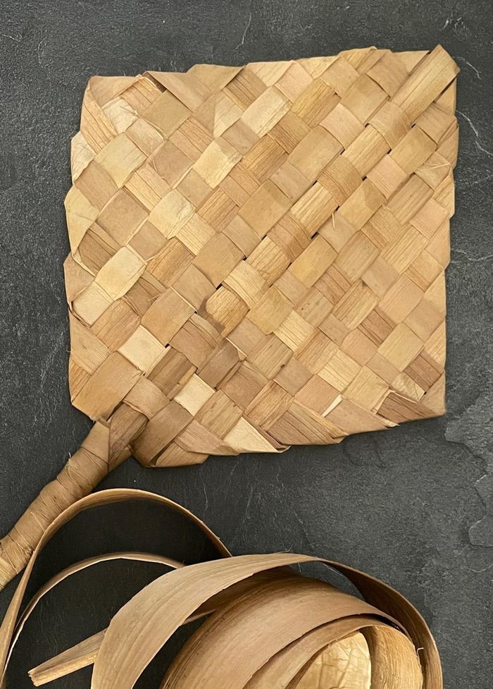 Tressage vannerie  : Je réalise un éventail en fibre de bakwa Local de l'APE Fapeg de Goyave Goyave