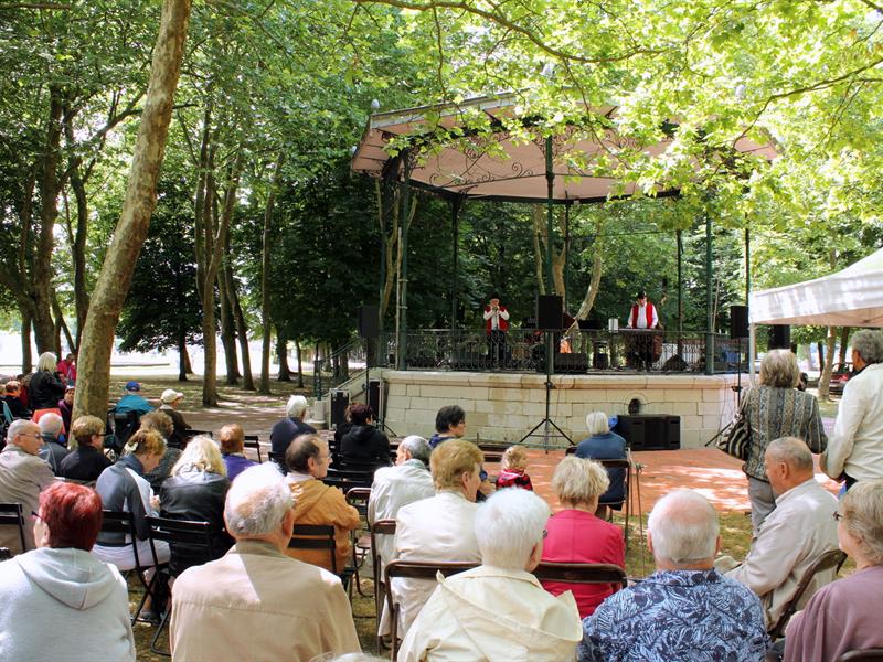 Un dimanche près du kiosque à musique kiosque à musique Lunéville