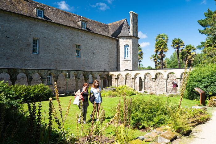Une abbaye aux couleurs locales, Abbaye de Daoulas, Daoulas